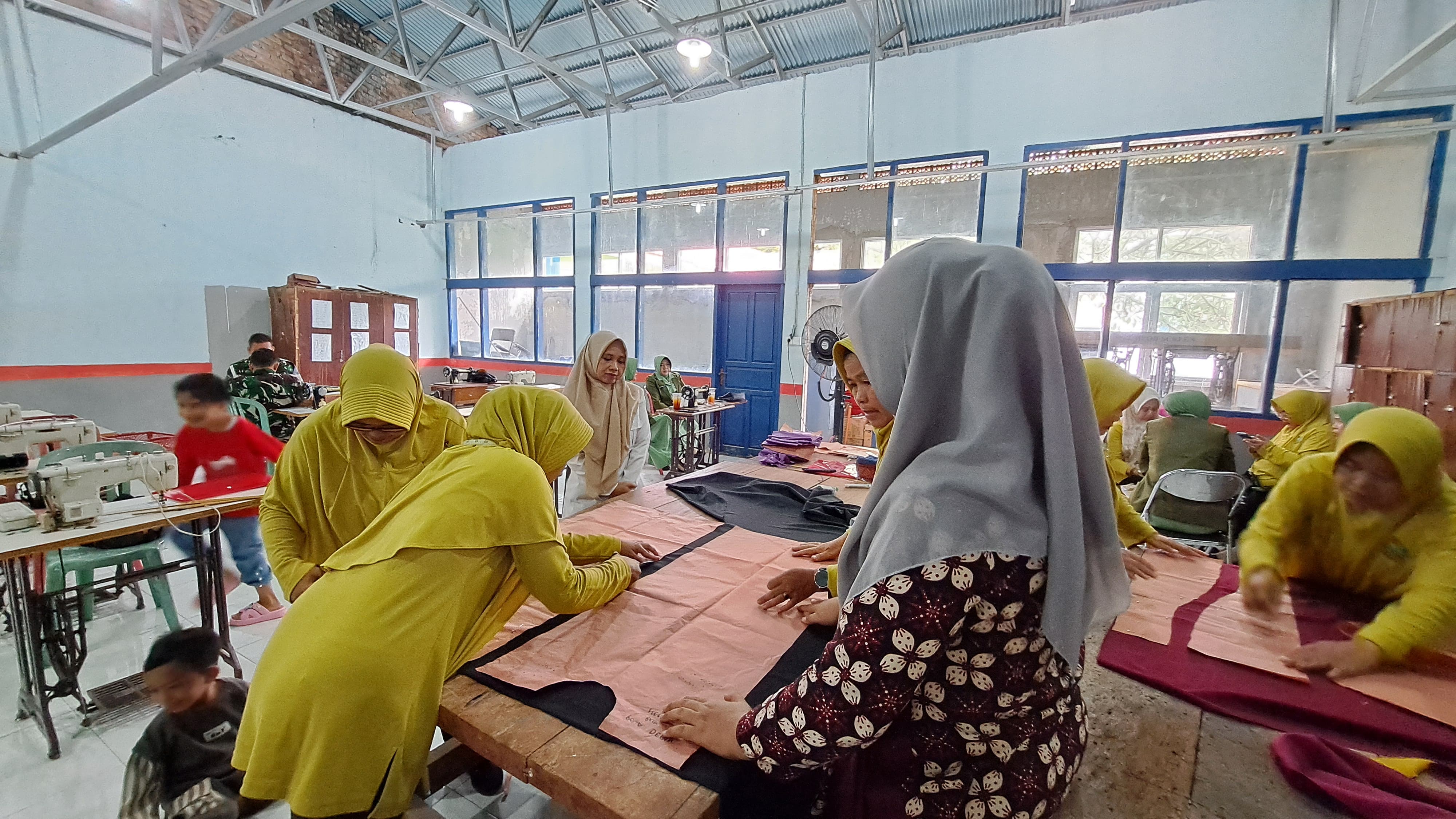 Pelatihan Menjahit Baju Kurung Basiba Bersama Ibu Ibu Persit