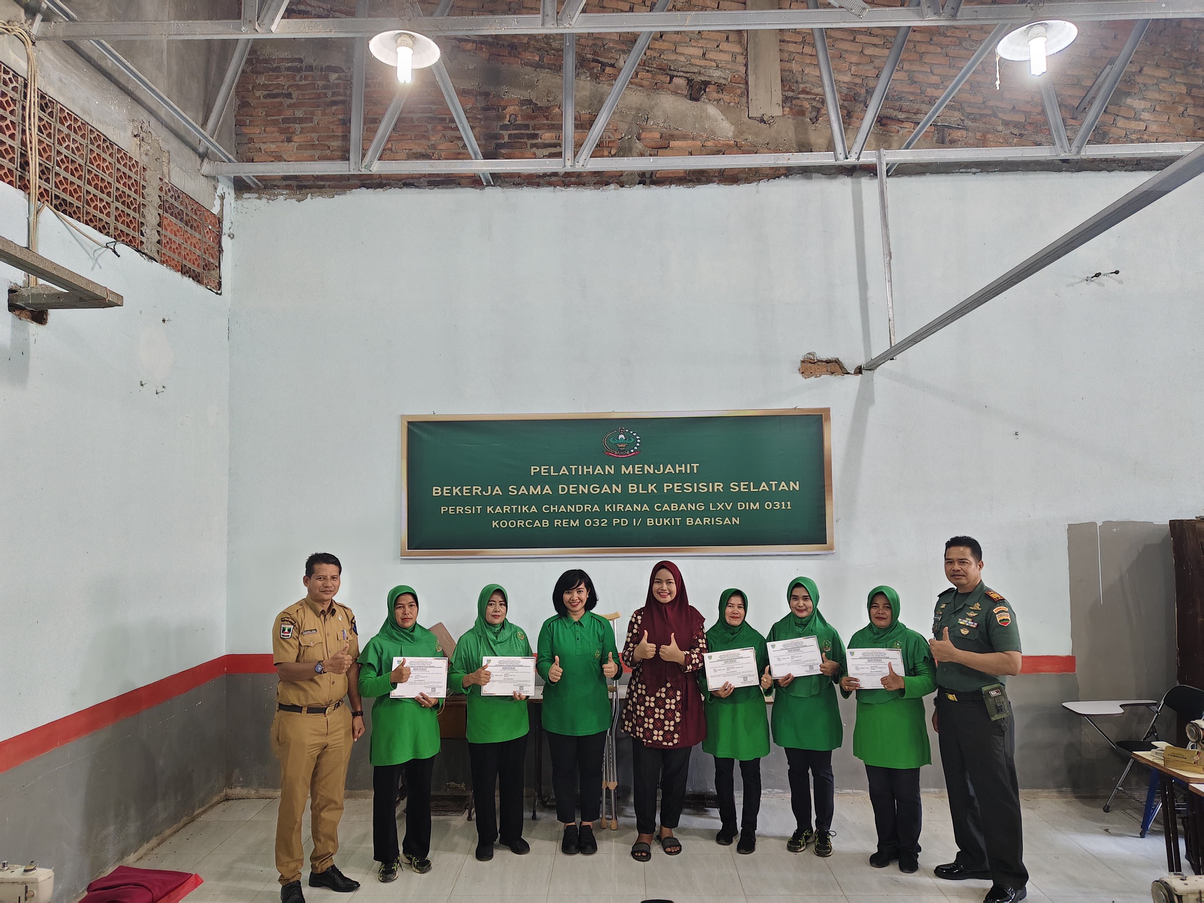 Penutupan Pelatihan Menjahit Baju Kurung Basiba Bersama Ibu Ibu Persit
