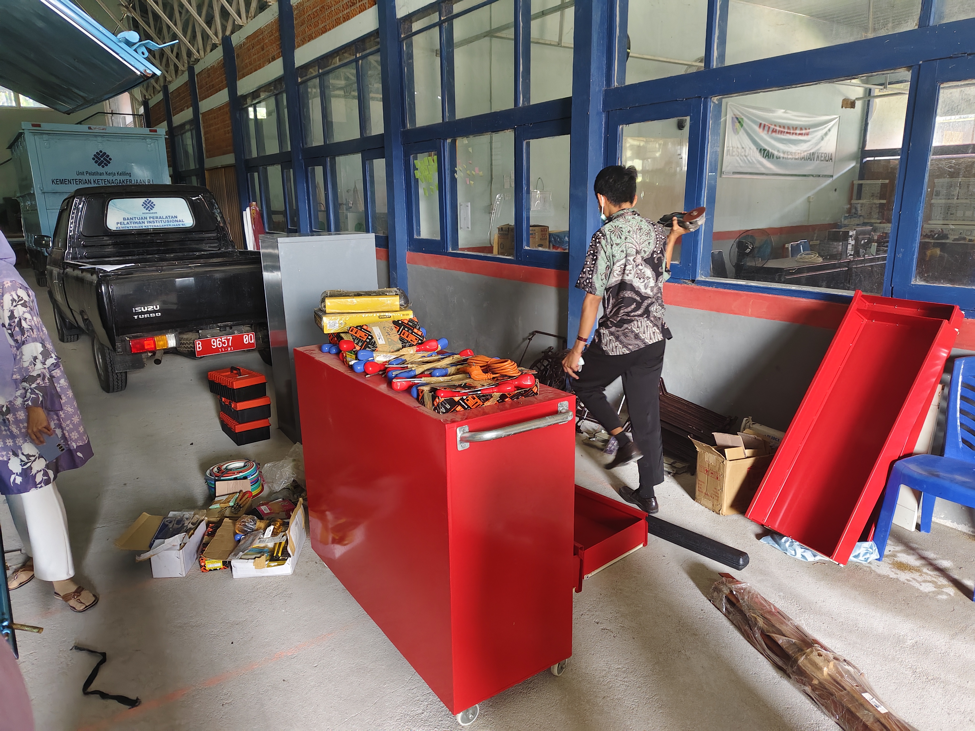 Inventarisasi Peralatan Menjahit di Mobil Mobile Training Unit