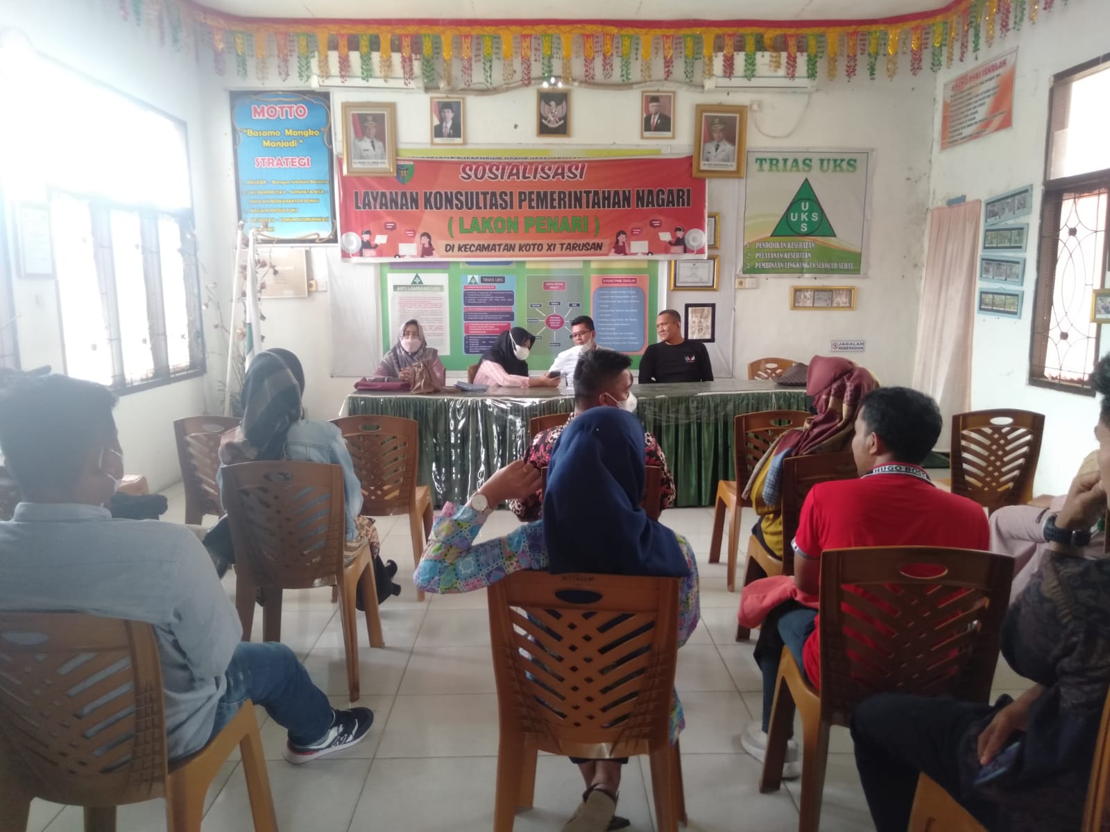 PENYERAHAN SURAT TUGAS DAN PEMBAGIAN KARTU ENUMURATOR DI KEC.KOTO XI TARUSAN 
