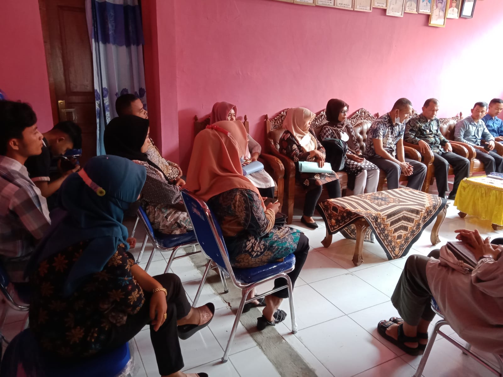 PENYERAHAN SURAT TUGAS DAN PEMBAGIAN KARTU ENUMURATOR DI KEC.RANAH PESISIR 