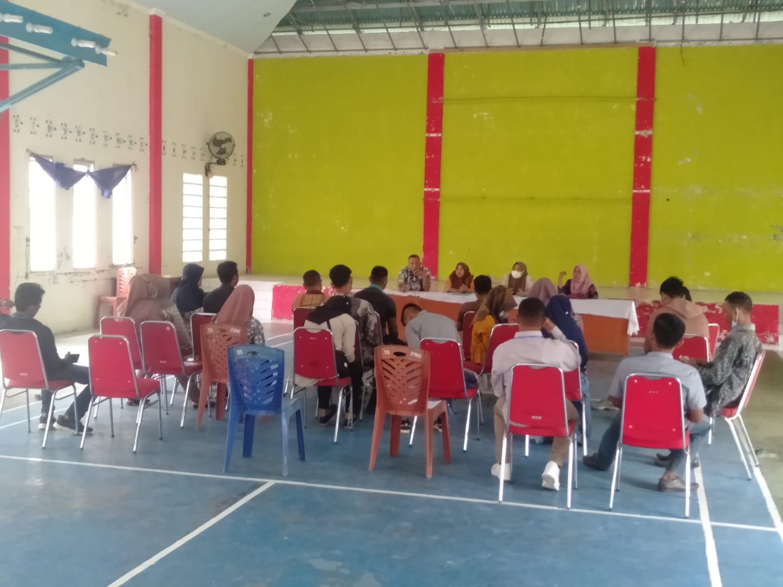 PENYERAHAN SURAT TUGAS DAN PEMBAGIAN KARTU ENUMURATOR DI KEC.SUTERA 
