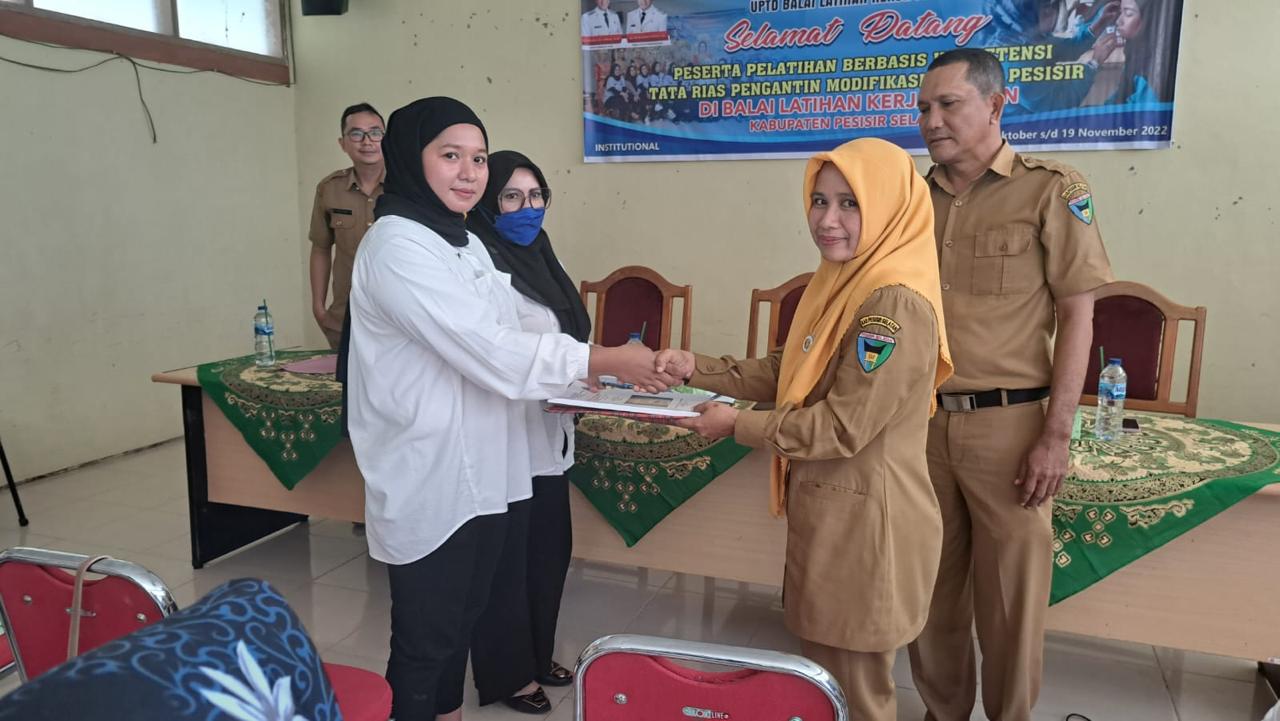 PEMBUKAAN PELATIHAN BERBASIS KOMPETENSI JURUSAN TATA RIAS PENGANTIN
