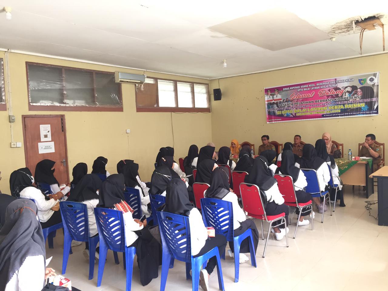 PEMBUKAAN PELATIHAN JURUSAN TATA RIAS PENGANTIN MODIFIKASI PADANG PASIR DAN PEMBUATAN ROTI & KUE