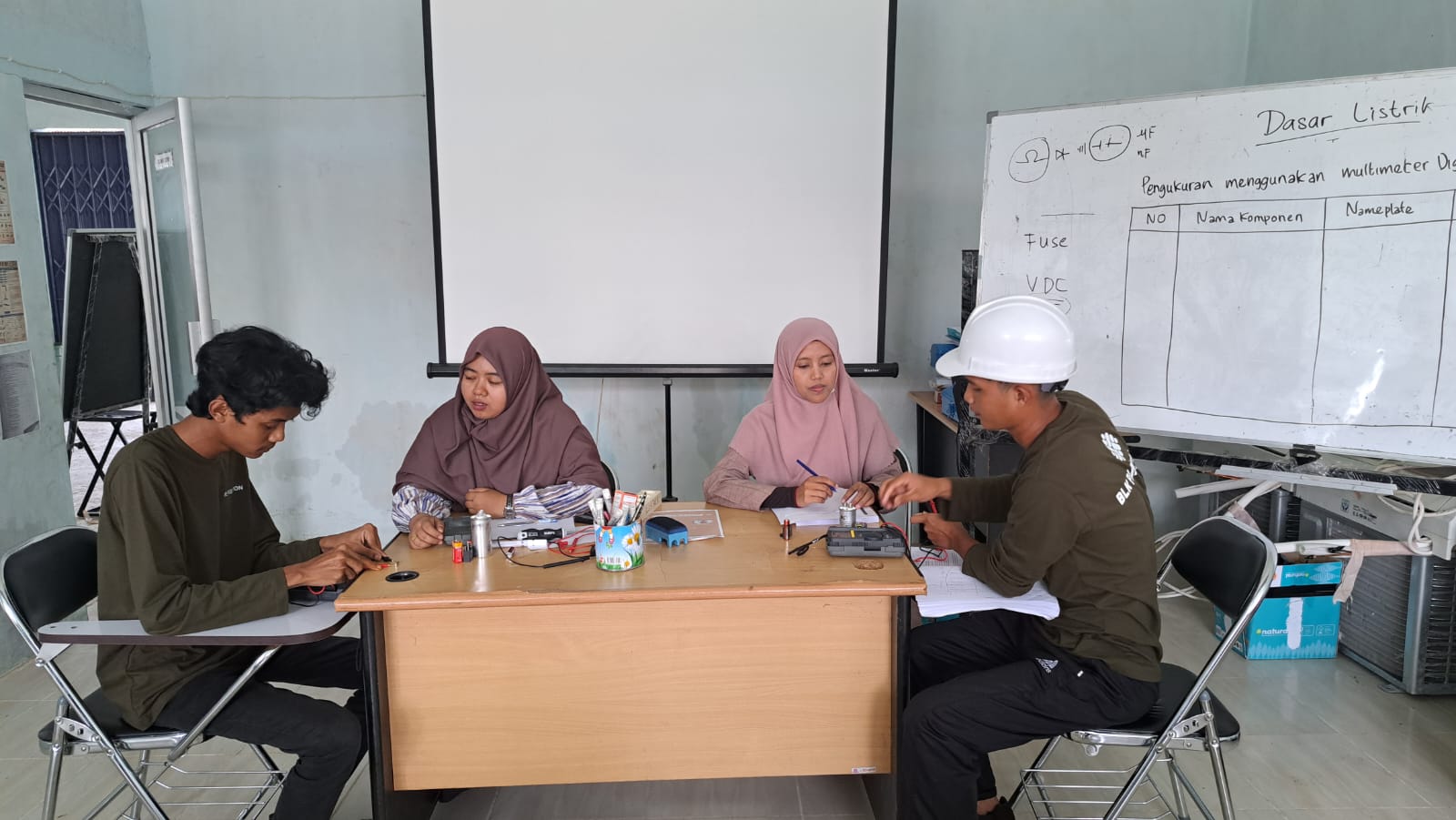 PELATIHAN TEKNISI AC RESIDENTIAL MENGGUNAKAN ALAT UKUR REFRIGERASI DAN TATA UDARA