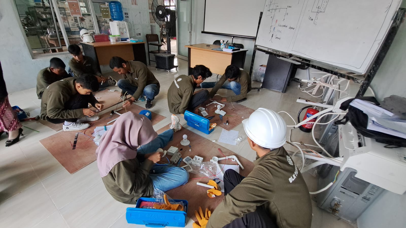 PELATIHAN TEKNISI AC RESIDENTIAL MERANGKAI KELISTRIKAN SEDERHANA