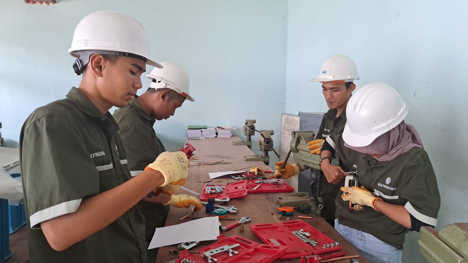 PELATIHAN TEKNISI AC RESIDENTIAL MERANGKAI SISTEM PEMIPAAN SEDERHANA