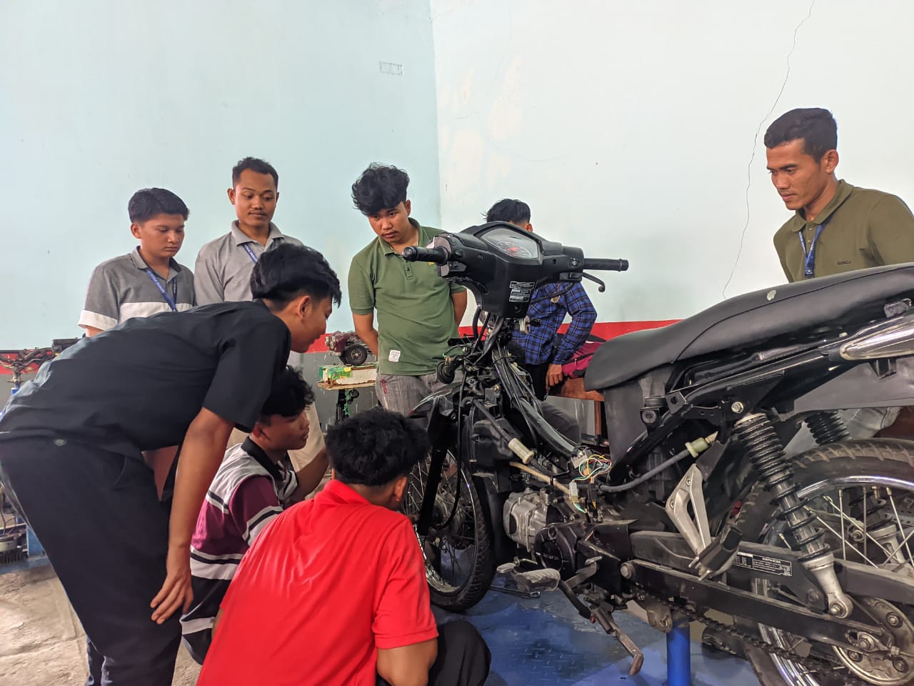 PELATIHAN KEJURUAN SERVICE SEPEDA MOTOR KONVENSIONAL HARI KE 6