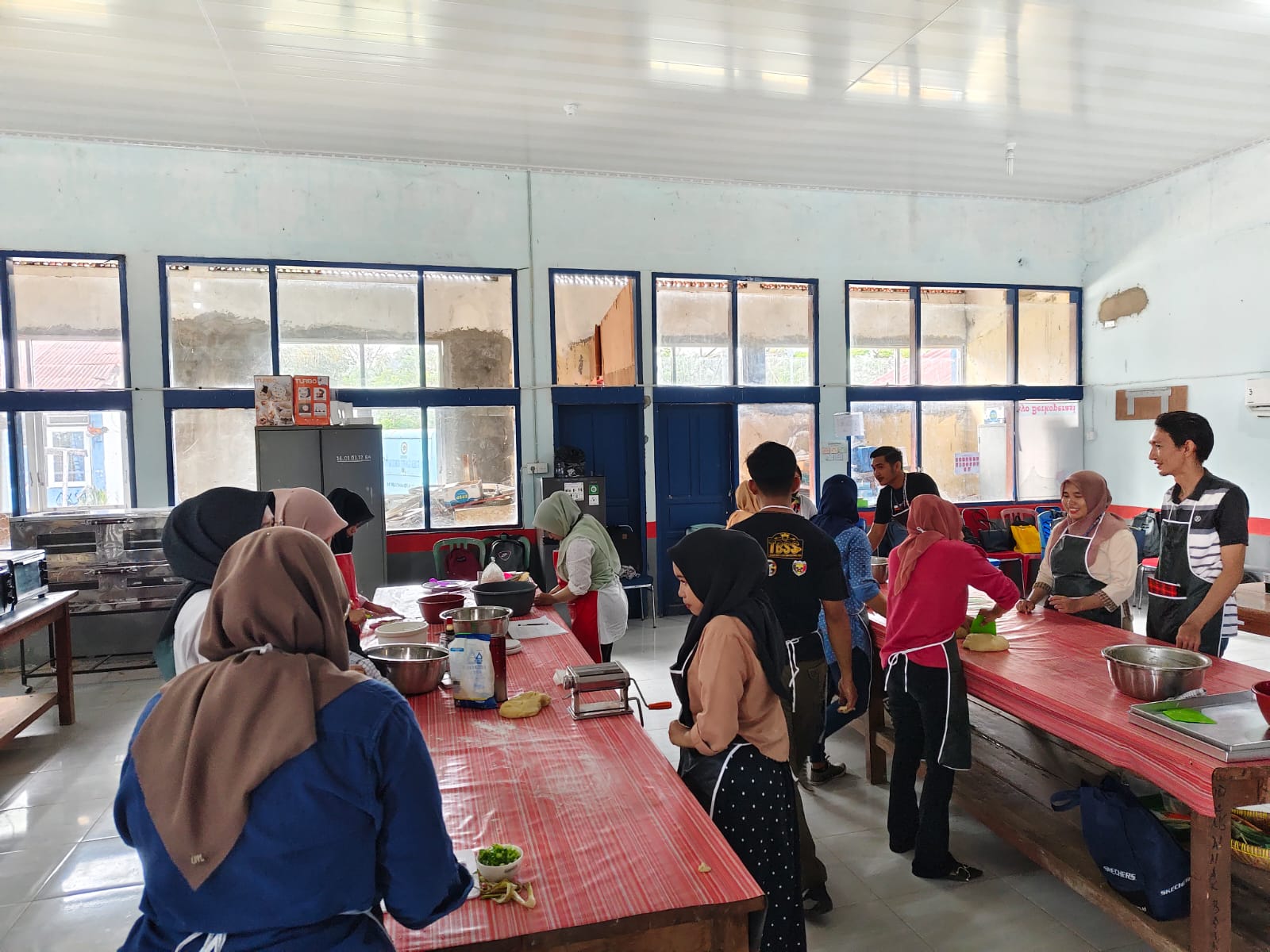PELATIHAN KEJURUAN PEMBUATAN ROTI DAN KUE HARI KE LIMA