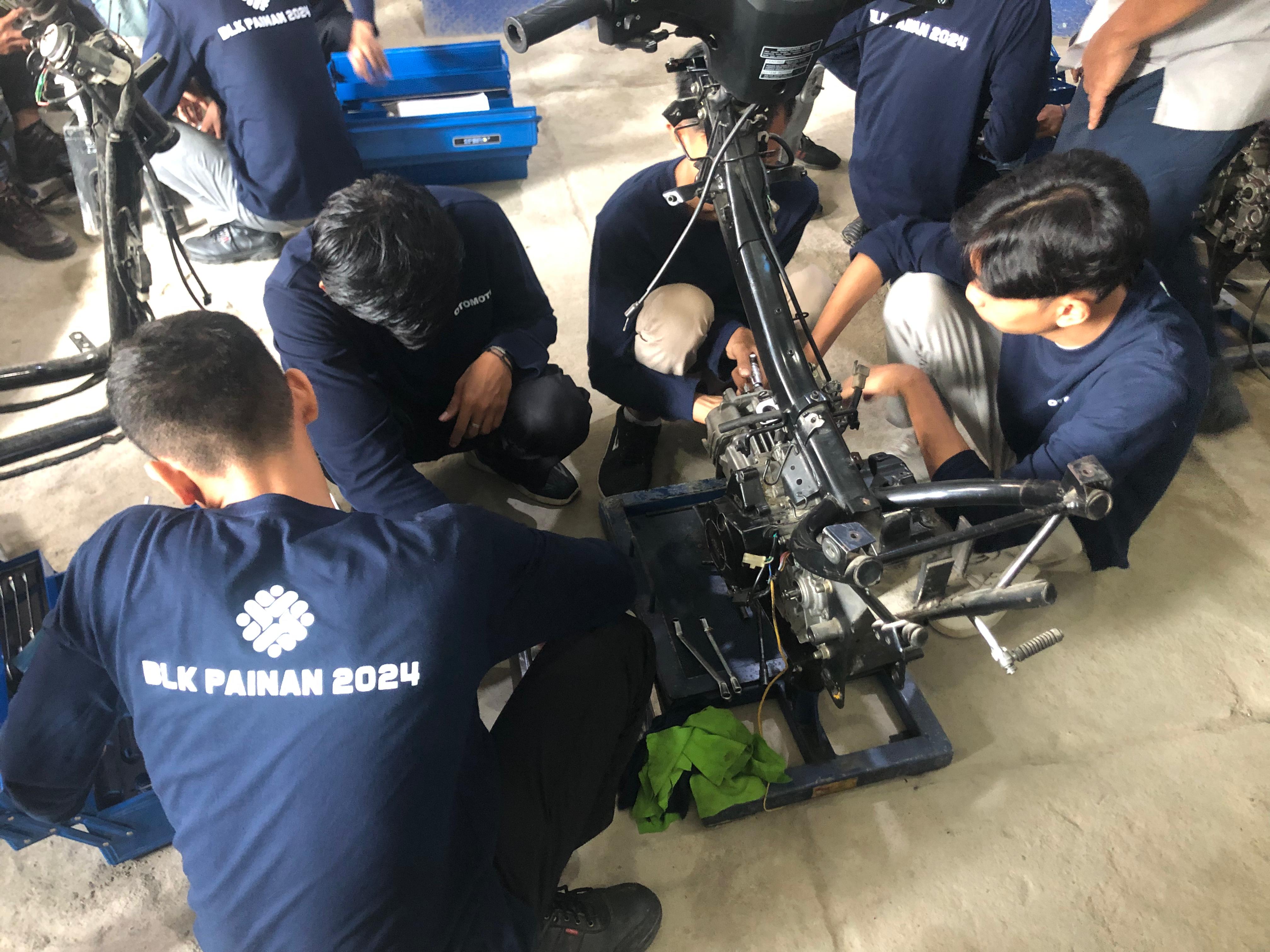 PELATIHAN BERBASIS KOMPETENSI KEJURUAN SERVICE SEPEDA MOTOR DENGAN MATERI OPER HAUL HEAD SILINDER