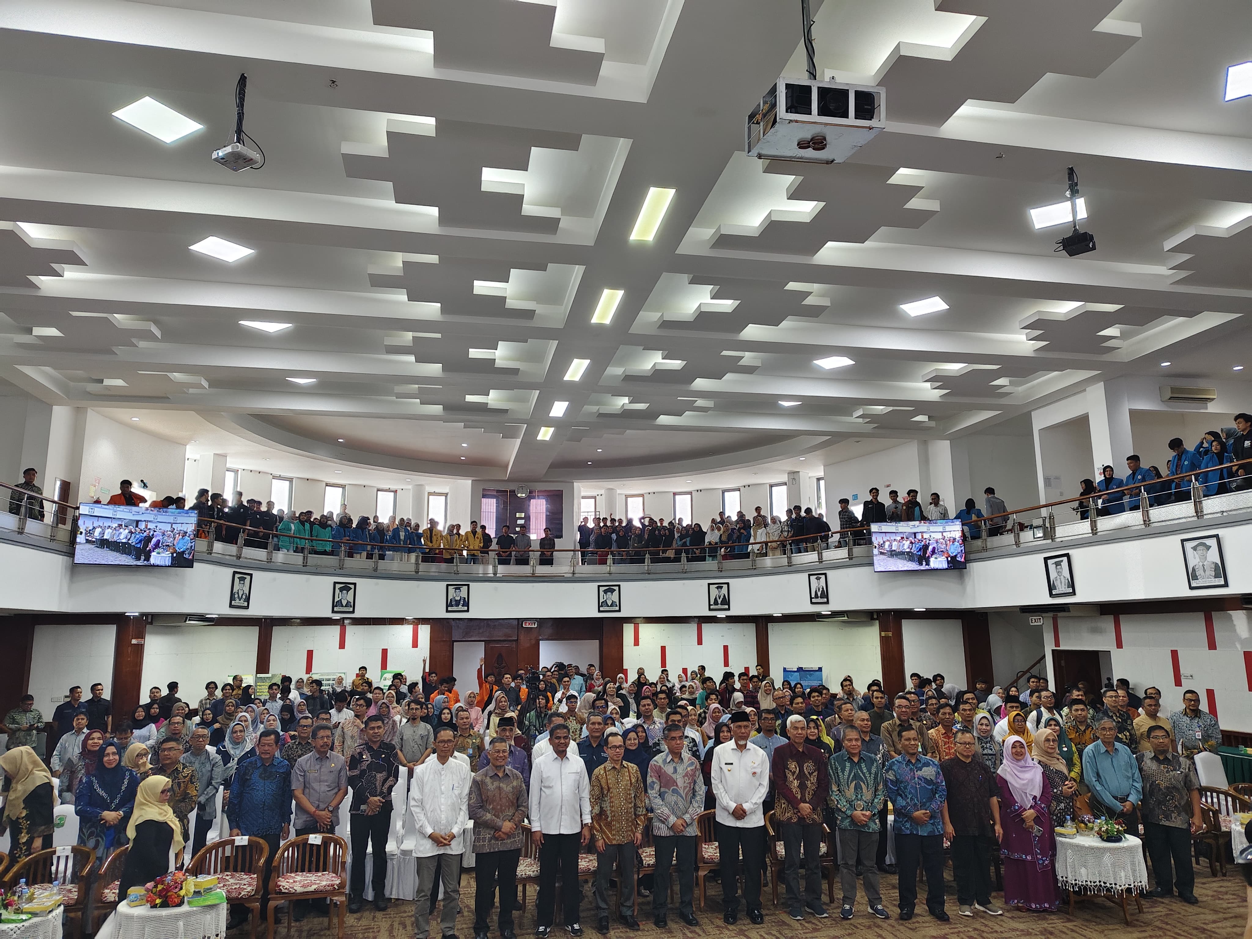 Pelaksanaan Kuliah Umum Bersama Menteri Ketenagakerjaan Republik Indonesia di Convention Hall Univer