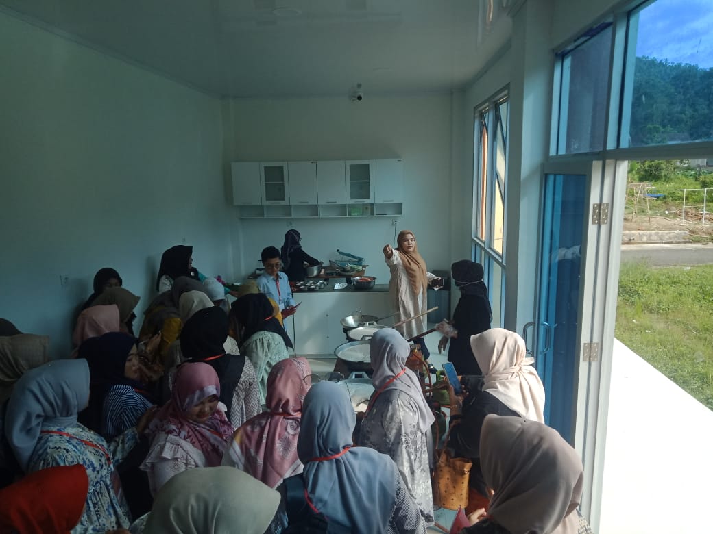 HARI KEDUA PELATIHAN KETERAMPILAN TEKNIS OLAHAN RENDANG IKAN DAN LOKAN